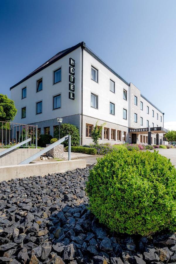 Hotel Parsberg Пуххайм Экстерьер фото